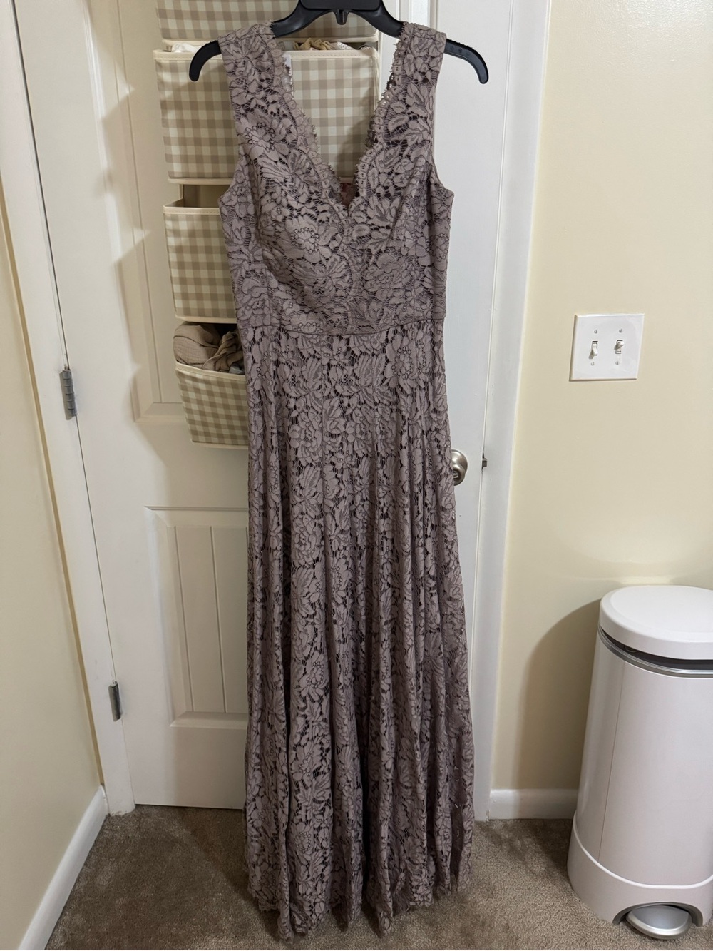 Vera Wang Formal Scalloped V Neck Floral Lace Maxi Gown Dress Size 6 Dusty Grey